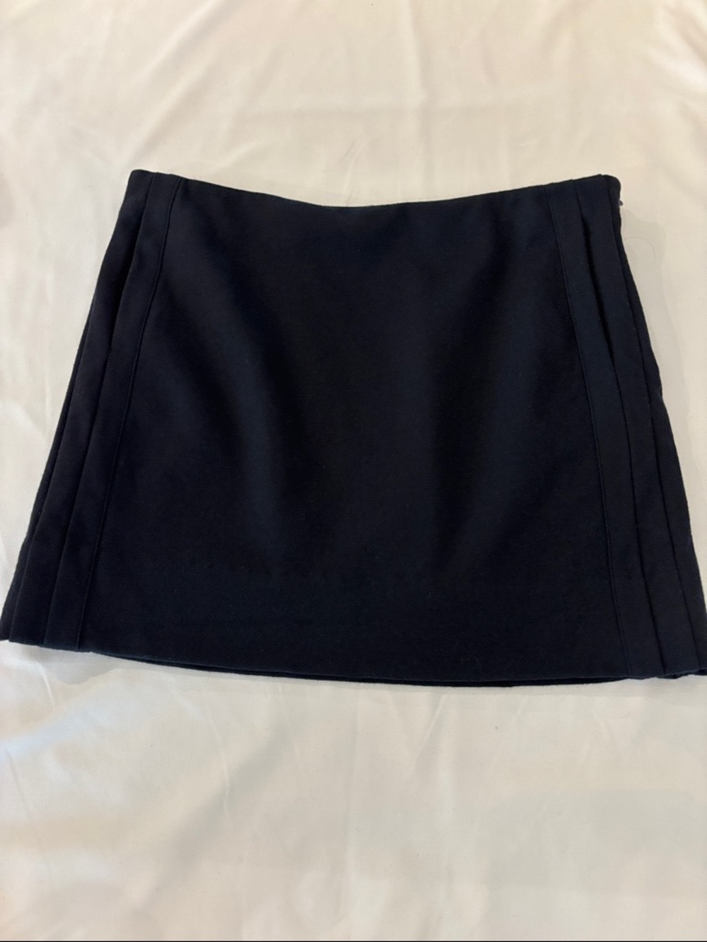 Diane Von Furstenberg women’s wool blend Black Mini Skirt. Size 6
